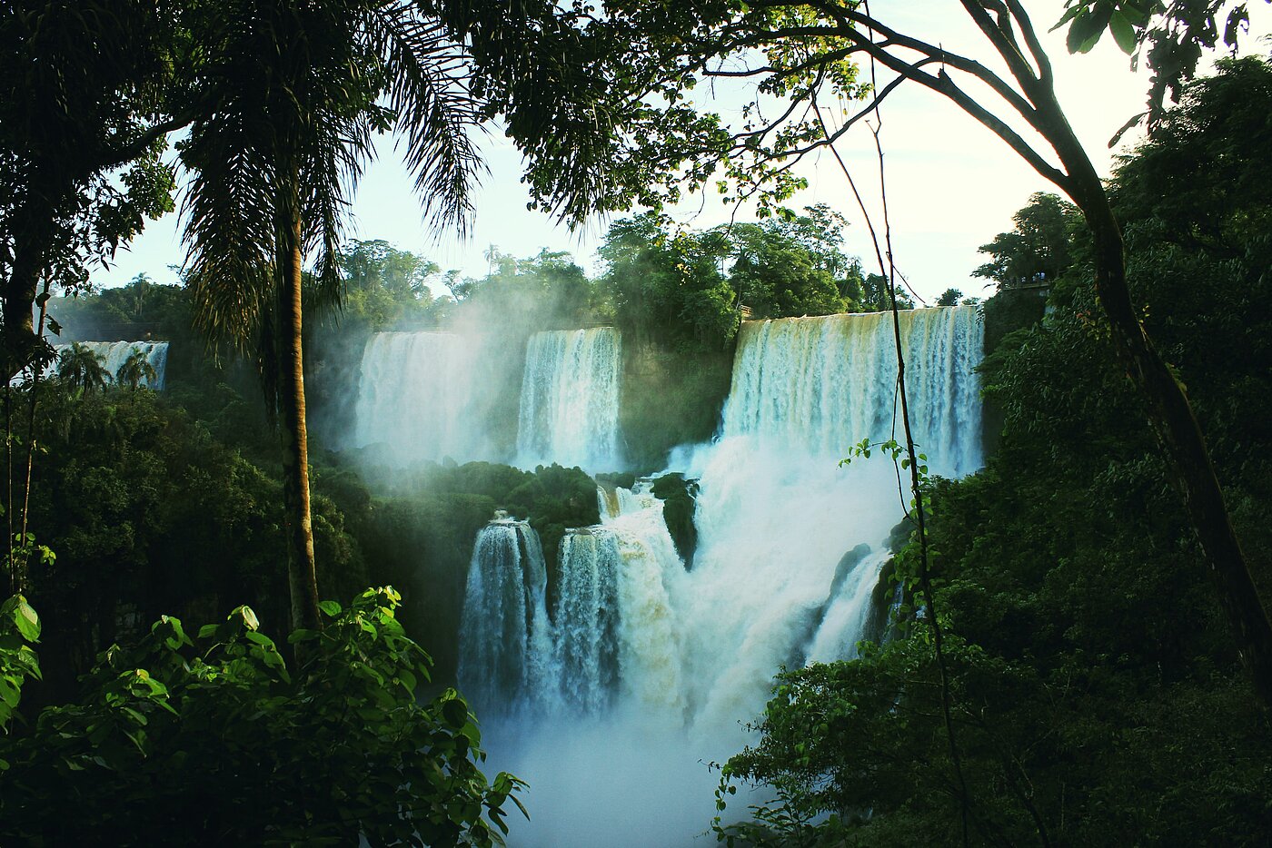 Das Fotot zeigt einen tropischen Wasserfall.