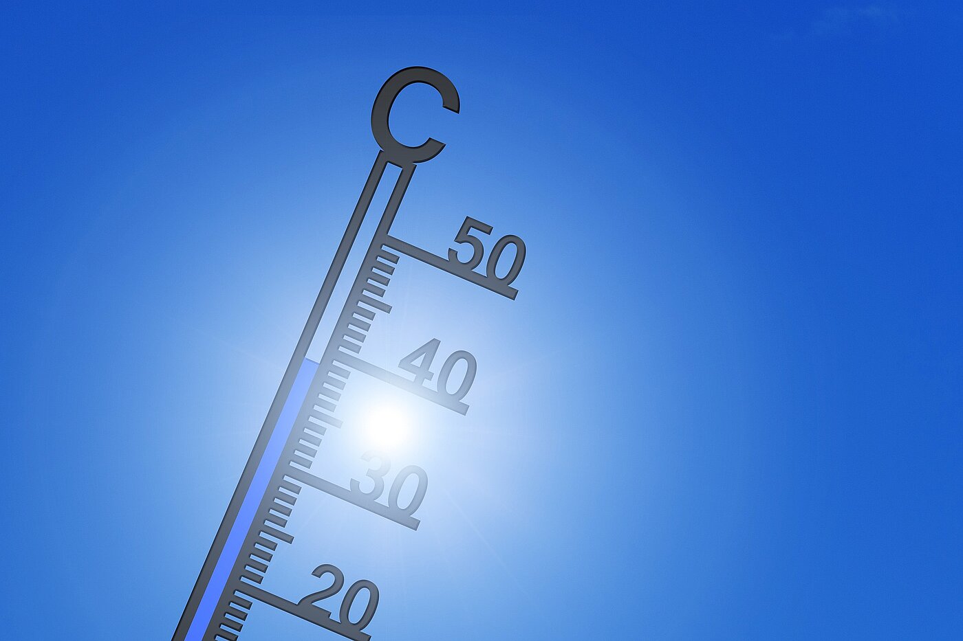 Grafik mit Thermometer vor blauem Himmel.