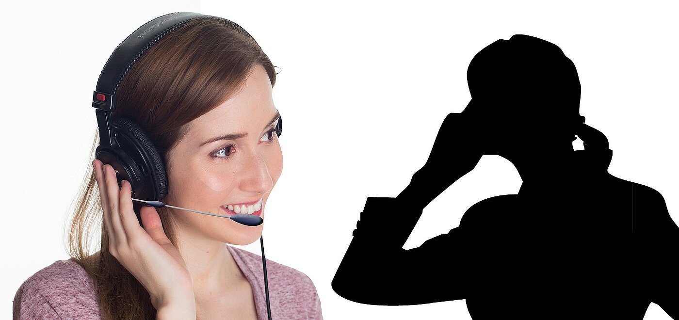 Das Bild zeigt eine Frau, mit einem Headset, die telefoniert. Daneben ein schwarzer Schattenriss einer weiteren Person