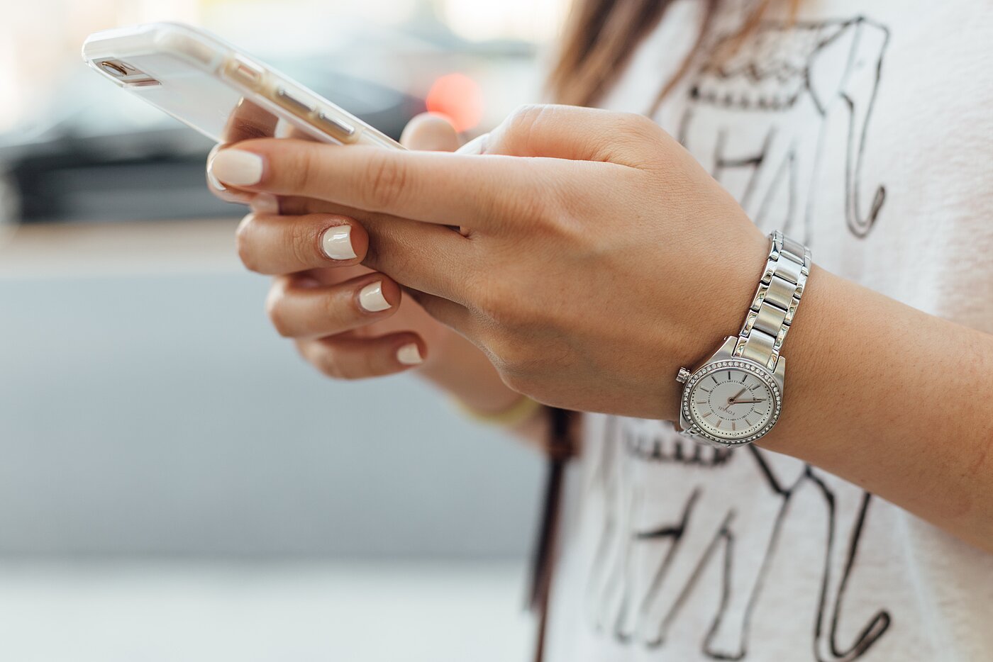 Detailfoto von Frauenhänden mit einem Smartphone