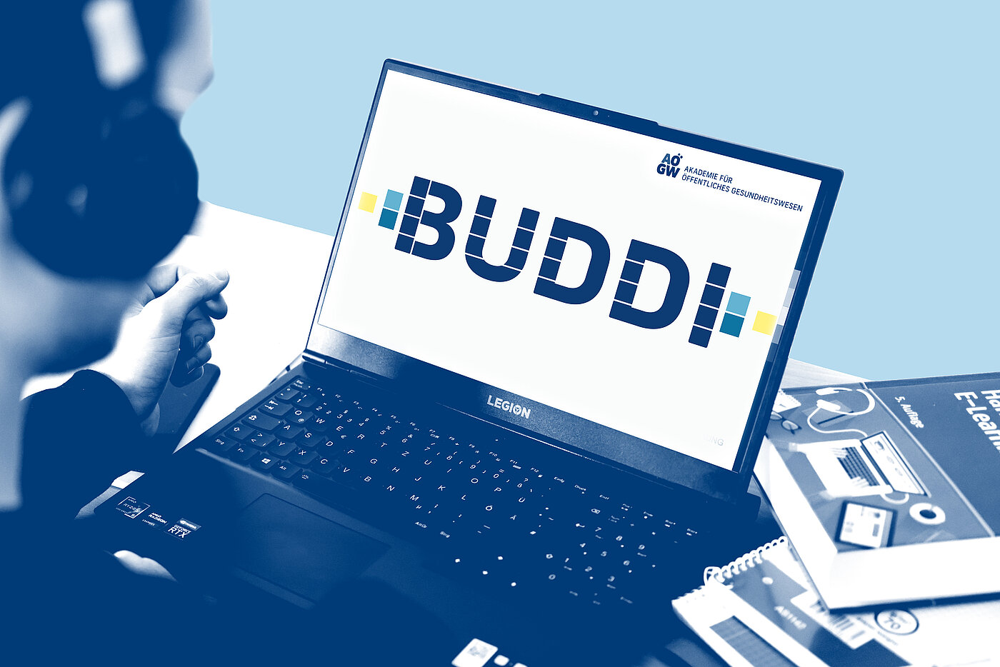 Das Bild zeigt einen Laptop mit dem Schritzug Buddi auf dem Monitor.