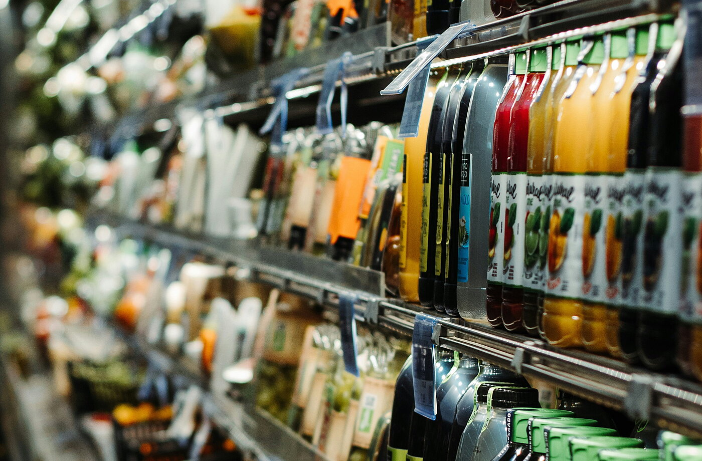 Foto einer endlosen Reihe von Lebensmitteln im Supermarkt.