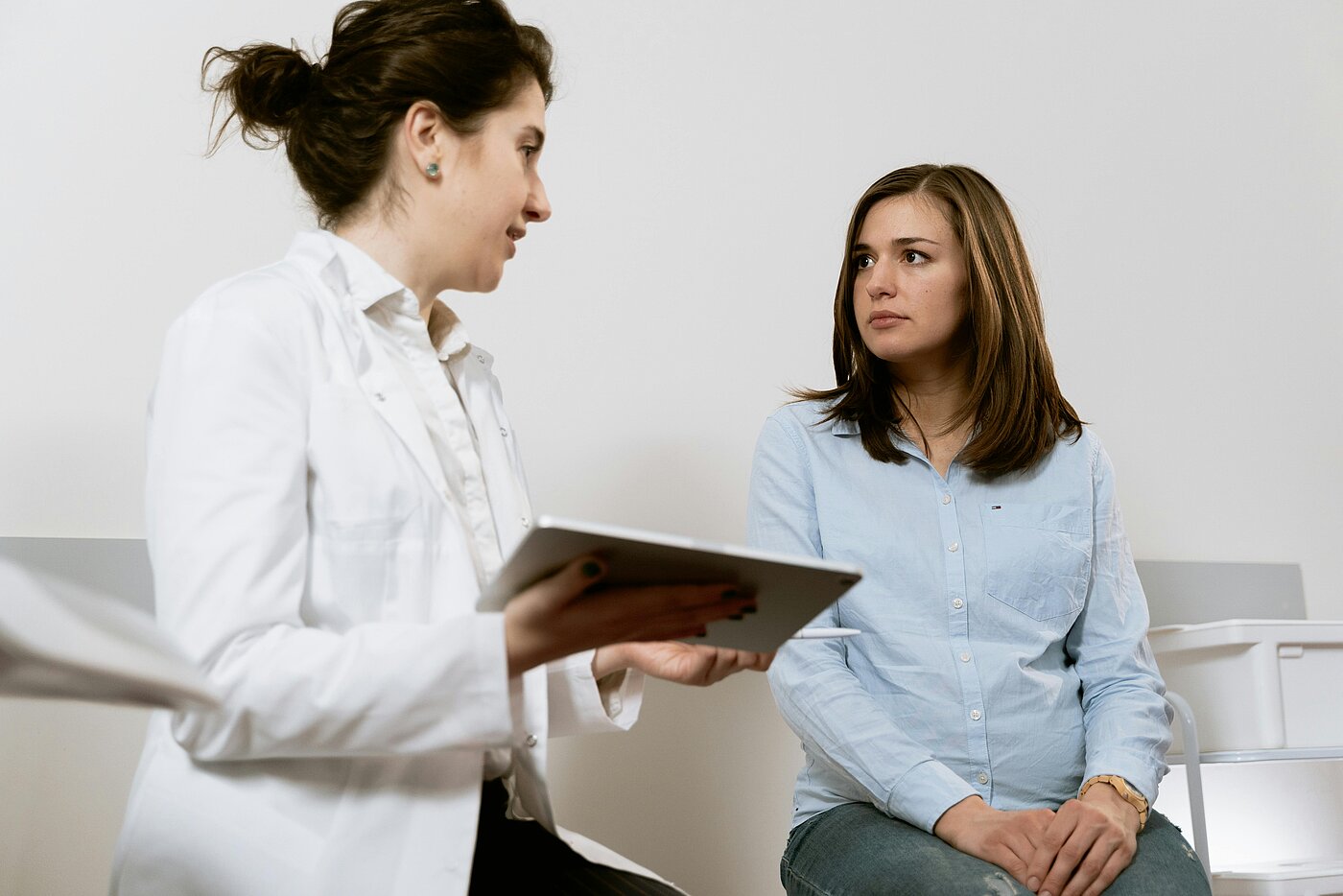 Das Bild zeigt eine Ärztin und ihre Patientin im Dialog