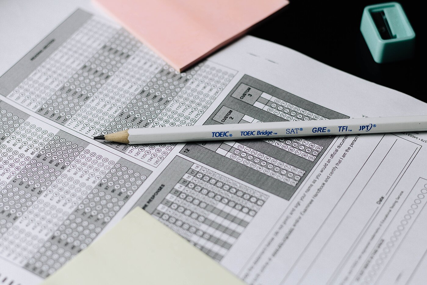 Das Bild zeigt ein Formular mit einem Stift.